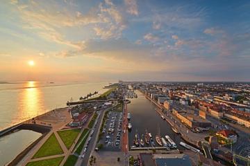 Aussicht auf Neuen Hafen vom Atlantic Hotel Sail City DSC 4086 HDR<br />&copy; Foto Achim Meurer Erlebnis Bremerhaven
